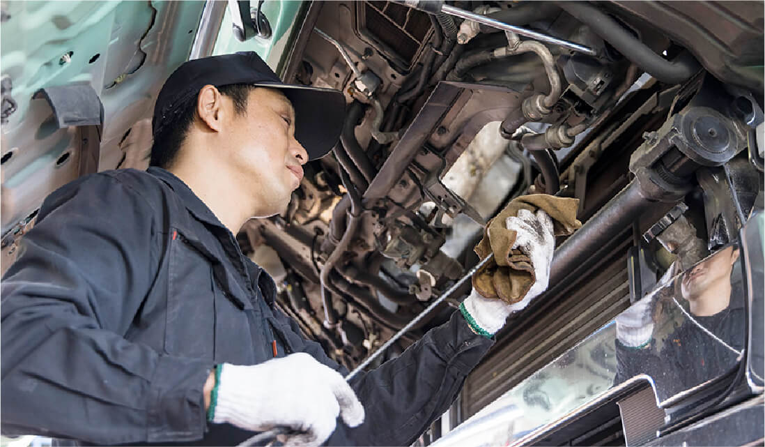 あんしんカーライフ 山本自動車 仕事中の様子